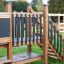 Holz-Spielhaus mit Rutsche für Kinder im Garten