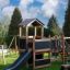 Spielhaus mit Rutsche und Klettergerüst für Kinder im Garten.