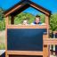 Zwei Kinder spielen in einem Schloss Spielhaus mit Rutsche im Garten.