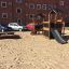 Schloss Spielhaus mit Rutsche und Sandkasten auf einem öffentlichen Spielplatz.