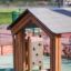 Kastell Spielturm mit Rutsche auf einem Spielplatz.