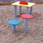 Kinder Spieltisch und Stühle in Rot, Blau und Gelb auf einem Spielplatz