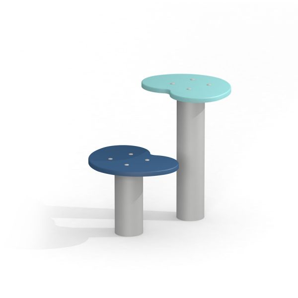 Zwei runde Spieltisch und Stühle in Blau und Türkis für Kinder.