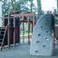 Spielplatz Berlin Spielanlage mit Spielturm, Rutschen und Kletterelementen in einem Park.