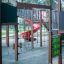 Berlin Spielanlage mit Spielturm, Rutschen und Kletterelementen auf einem Spielplatz.
