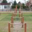 Einzelreck Robinie auf Spielplatz in einem öffentlichen Park.