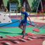 Kinder spielen auf einem Wonderland Trimm-dich-Pfad auf einem modernen Spielplatz.