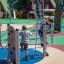 Kinder spielen auf einem Wonderland Trimm-dich-Pfad auf einem Spielplatz.