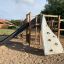 Spielplatz mit Rutsche, Kletterwand und Tunnel für Kinder, Aztec II Spielanlage aus Holz.