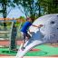 Junge klettert auf Aztec II Spielanlage mit Kletterwand auf einem Spielplatz.