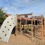 Klettergerüst Aztec II mit Rutsche, Kletterwand und Tunnel auf einem Spielplatz.