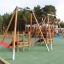 Seilbahn Mittel mit Plattform auf einem Kinderspielplatz
