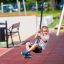 Junge spielt auf Seilbahn Mittel mit Plattform auf Spielplatz.