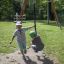 Kinder spielen auf einer Seilbahn Mittel mit Plattform auf einem Spielplatz.