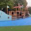Holz-Spielschiff Bounty mit Rutsche und Klettertunnel auf einem Spielplatz.