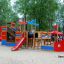 Bounty Spielschiff mit Tunnel und Rutsche auf einem Spielplatz mit Sandboden.
