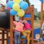 Kinder spielen auf dem Bounty Spielschiff mit Tunnel und Rutsche auf einem Spielplatz.