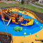 Bounty Spielschiff mit Tunnel und Rutsche auf einem Spielplatz mit buntem Sicherheitsboden.