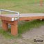 Niedrige Turnbank aus Holz mit Metallgriff im Freien.