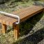 Holzturnbank Gymnastic Bank mit Metallgriff im Freien.