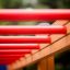 Rote horizontale Stangen der Spielplatzleiter aus Holz und Metall.