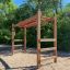 Holz-Spielgerät Horizontale Leiter im Freien auf einem Spielplatz.