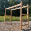 Horizontale Leiter auf einem Spielplatz, umgeben von Natur.