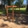 Horizontale Leiter für Kinder auf einem Spielplatz im Freien.