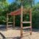 Holz-Spielgerät Horizontale Leiter im Freien auf einem Spielplatz.