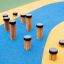 Holz-Springpfähle auf buntem Sicherheitsbelag im Spielbereich.