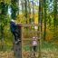 Kinder klettern auf Kletterkiosk II Klettergerüst im Herbstwald.
