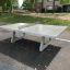 Freistehende Betontischtennisplatte in einem öffentlichen Park.