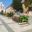Geneva IV Blumentopf in einer urbanen Einstellung mit dekorativen Pflanzen auf einem öffentlichen Pl