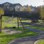 Doppelschaukel Rahmen mit Reifen und Kinderschaukeln im öffentlichen Park.
