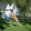 Kinder spielen auf einem Schaukel Rahmen (Doppelt) im Garten.