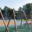 Doppelte Schaukel Rahmen auf einem modernen Spielplatz.