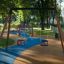 Doppelschaukel auf Spielplatz mit blau-roten Sitzen und Holzrahmen.