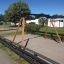 Doppelter Schaukel Rahmen aus Holz auf einem Spielplatz.