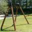 Schaukelsitz: Sicherheitssitz aus Holz auf Spielplatz im Freien.