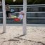 Kind schwingt auf einem Sicherheitssitz von Schaukelsitz auf einem Spielplatz.