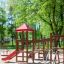 Holzspielplatz Lemur Spielturm mit Rutsche und Klettermöglichkeiten im Freien