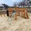Holzspielplatz Panther Kletteranlage mit Rutsche und Kletterelementen auf Sandboden.