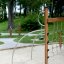 Panther Kletteranlage mit Holzelementen und Stahlbögen auf einem Spielplatz
