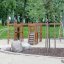Holzspielgerät Panther Kletteranlage im Park mit Rutsche, Kletterwand und Schaukeln.