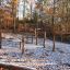 Spielplatz Bamboo im Winterwald, bedeckt mit leichtem Schnee.