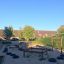 Kinderspielplatz mit Klettergerüst und Reifen im Freien.