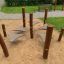 Kinder-Balancierparcours Kentucky Doppelt auf einem Spielplatz.