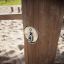 Nahaufnahme eines Karabinerhakens an einem Holzpfosten auf einem Spielplatz mit Sandboden, Kentucky 