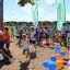 Kinder spielen auf Schloss Windsore Spielplatz mit Spieltürmen und Rutsche bei einem öffentlichen Ev