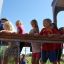 Kinder spielen auf Schloss Windsore Spielplatz mit Spieltürmen und Rutsche.